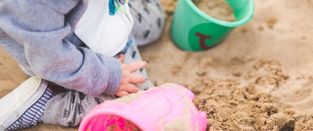 Kinder lieben Sand